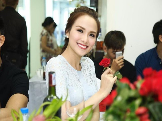 Hoa hậu Diễm Hương tích cực kiếm tiền