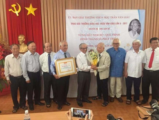 Trao Giải thưởng Trần Văn Giàu 2017