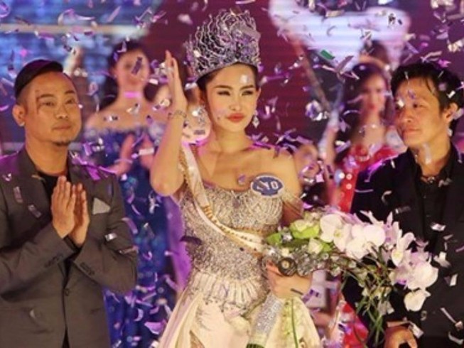 Hoa hậu bị chê xấu gây bất ngờ tại đường sách