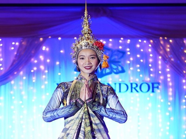 Áo dài độc từ 'hôn phối' Việt - Thái
