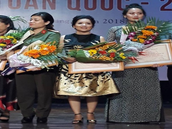 Áp lực kiện tụng, vở của Ngọc Trinh vẫn huy chương vàng