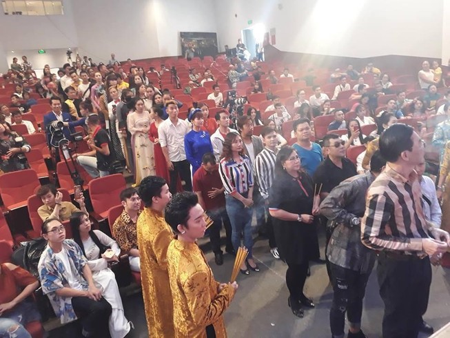 Nghệ sĩ Trịnh Kim Chi làm giỗ Tổ nghiêm cẩn, hoành tráng