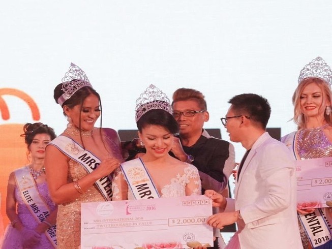 Tiếp viên Vietnam Airlines đăng quang Mrs International 2018