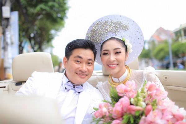 Hoa hậu Đặng Thu Thảo lên xe hoa trong ngày mưa bão
