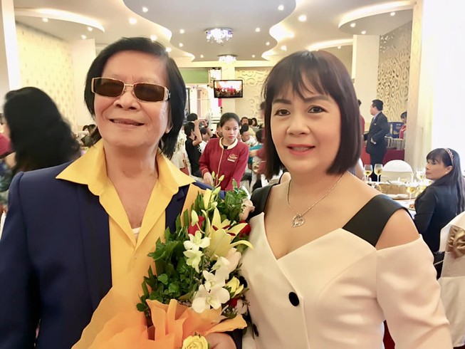 Minh Cảnh về nước, nghệ sĩ cải lương hân hoan đón chào