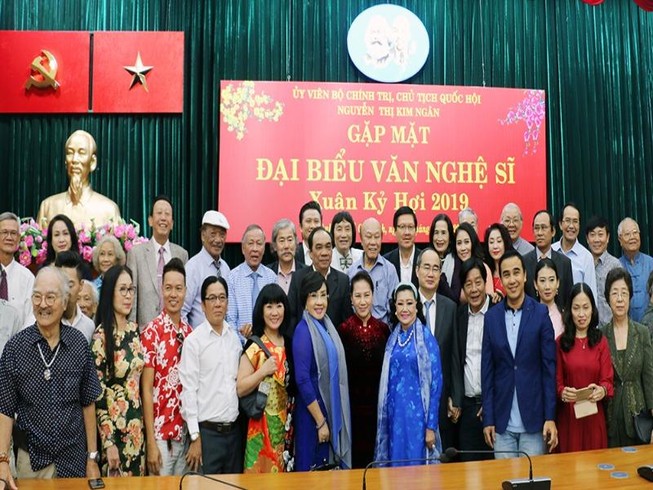 Chủ tịch Quốc hội Nguyễn Thị Kim Ngân gặp văn nghệ sĩ phía Nam