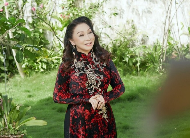 NSND Bạch Tuyết tuổi 74 trong ngôi biệt thự đầy hoa