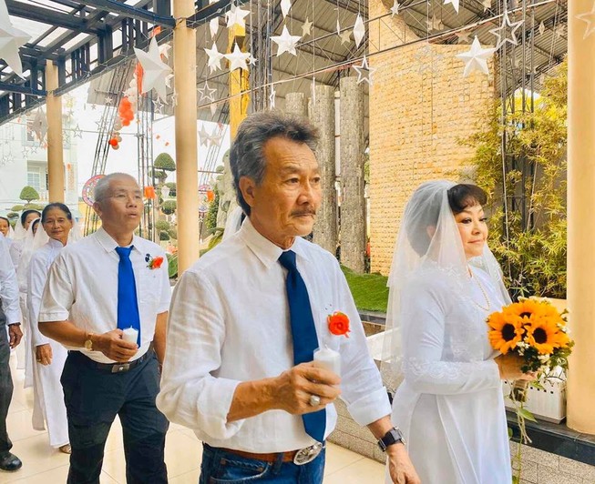 Danh ca Hương Lan kỷ niệm ngày cưới ở tuổi 64