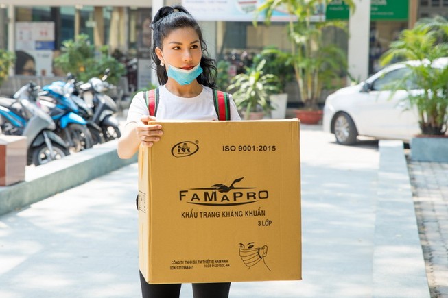 Hoa hậu, họa sĩ hướng về ngành y tế mùa dịch COVID-19