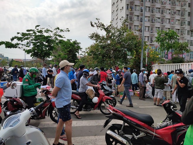 Ngưng nhận tiếp tế, cổng khu cách ly đầy ngập người, hàng