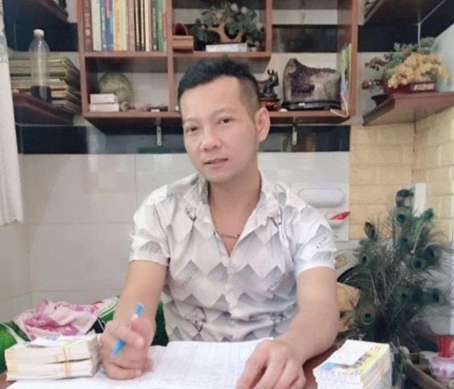 Một chủ đại lý vé số hỗ trợ người bán vé số dạo