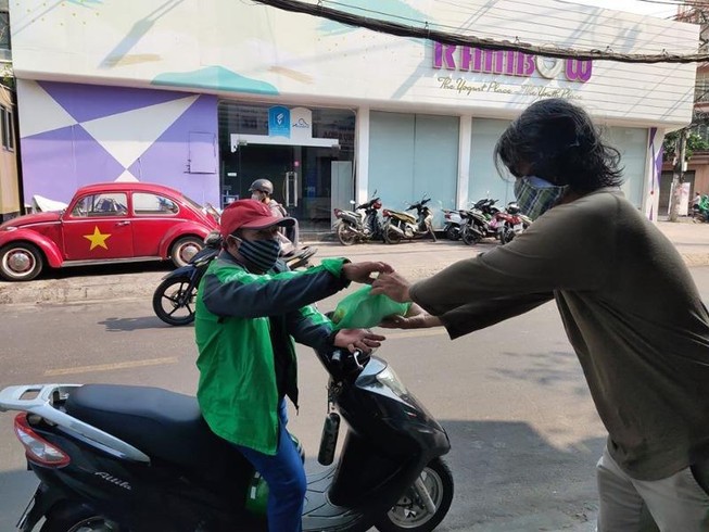 Người dân TP.HCM làm từ thiện trong mùa dịch