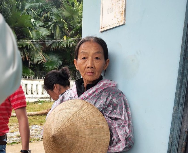 Mừng như người nghèo lần đầu được nhận cứu trợ