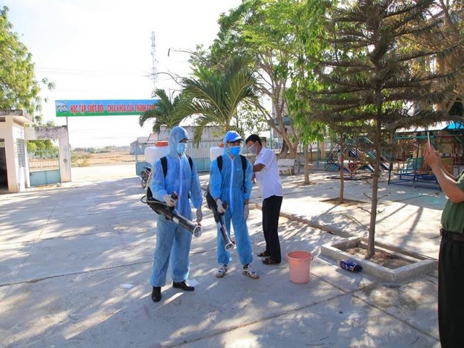Ninh Thuận tất bật phun thuốc khử trùng chống dịch COVID-19