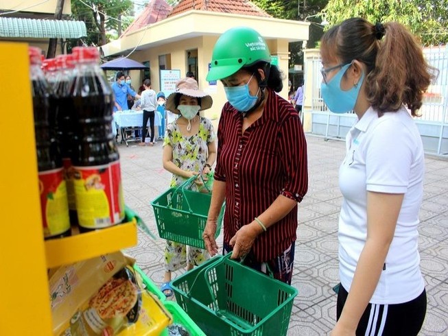 Có phiên chợ 0 đồng, bà con không phải 'cho gì nhận nấy'
