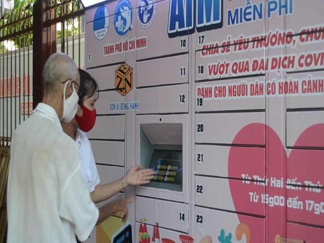 Người nghèo TP.HCM nức lòng với 'ATM thực phẩm' miễn phí