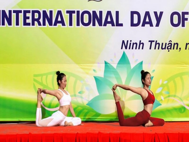 Gần 1.000 người đồng diễn 'Ngày quốc tế Yoga' tại Ninh Thuận