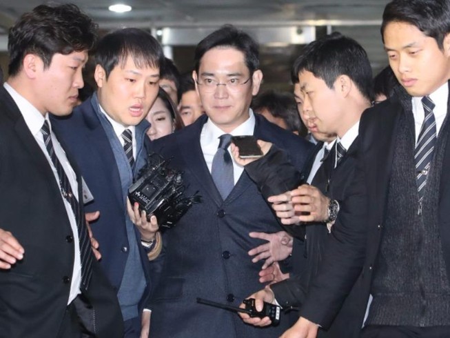 Lãnh đạo bị bắt, Samsung gặp sóng gió