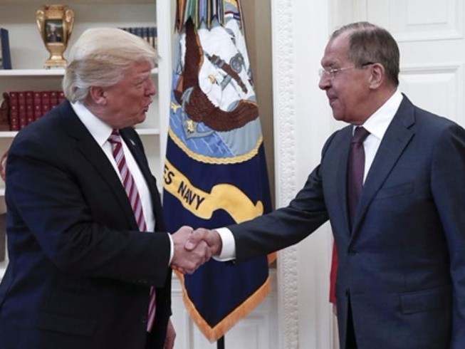 Ông Trump bị tố chia sẻ thông tin mật với Nga