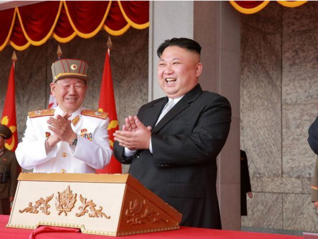Ông Kim Jong-un hoãn nã tên lửa Guam
