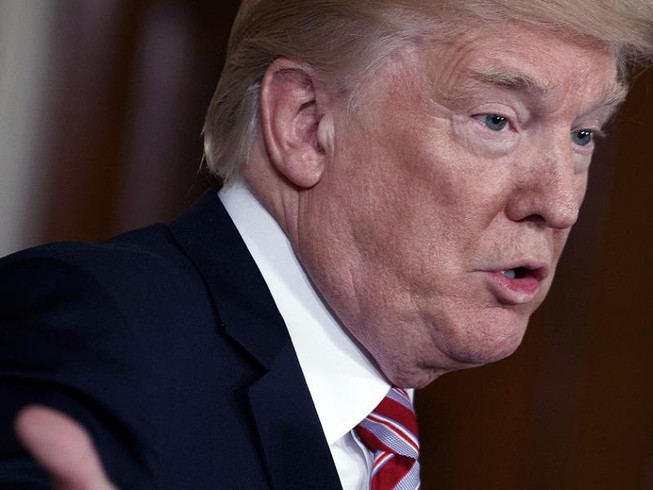 Ông Trump đổ lỗi chuyện Triều Tiên cho nhà Clinton