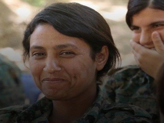 Nghi nữ tay súng người Kurd bị FSA hành hình man rợ