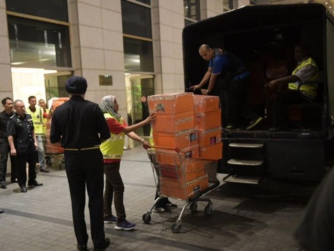 Thu 72 bao tiền, 284 túi hàng hiệu tại nhà cựu thủ tướng