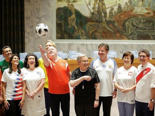 Sốt World Cup, các đại sứ LHQ mặc áo đội tuyển đi họp