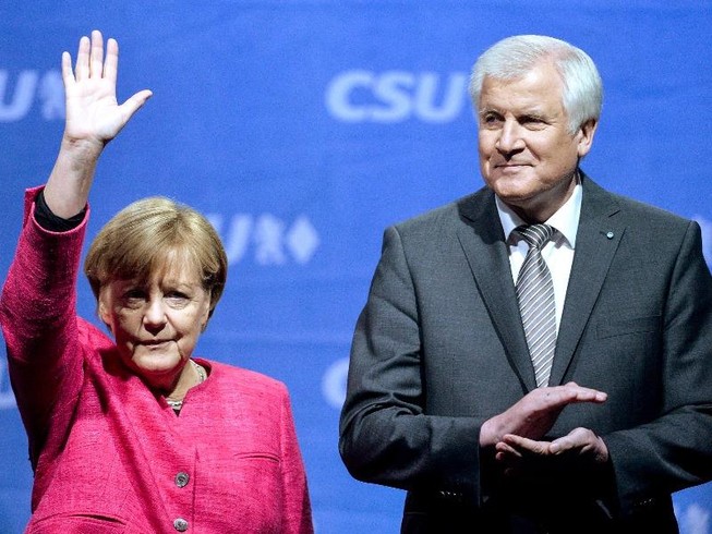 Đối tác biến thành đối đầu, sóng gió bủa vây bà Merkel