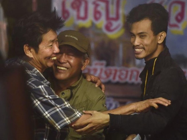 Nụ cười đã nở trên gương mặt cha mẹ đội bóng nhí Thái Lan