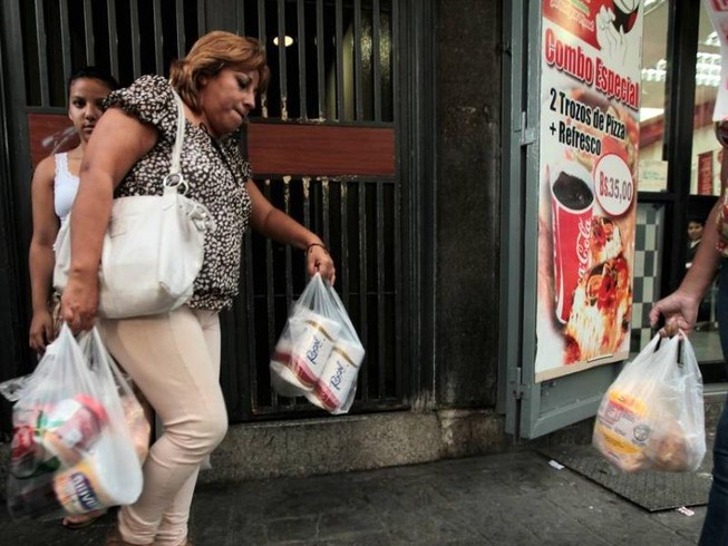 Venezuela: Bắt giam 34 quản lý siêu thị vì giấu thực phẩm
