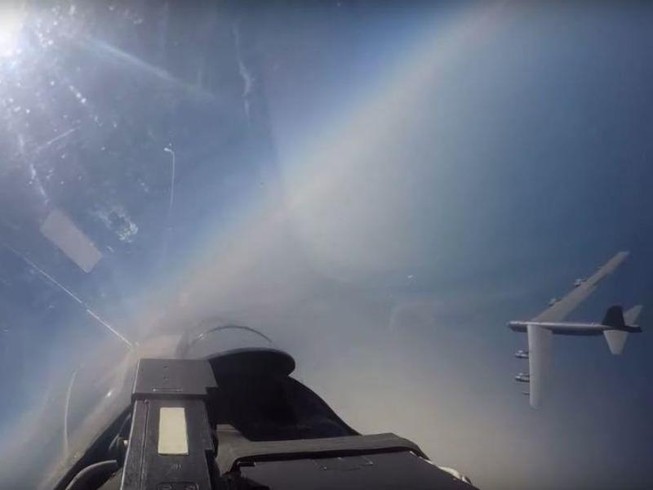 Nga công bố video Su-27 chặn đầu B-52 của Mỹ