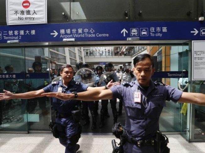 Sân bay Hong Kong tê liệt, tràn ngập người biểu tình, cảnh sát