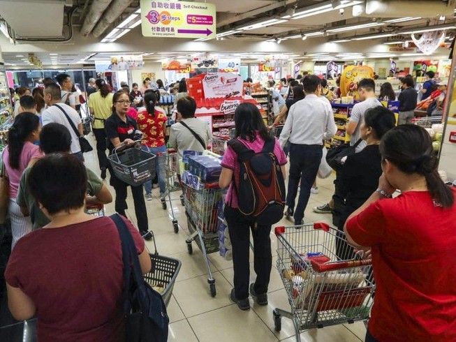Hong Kong: Dân đổ xô tích trữ thực phẩm, rút tiền mặt