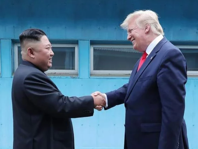 Lãnh đạo Triều Tiên Kim Jong-un (trái) và Tổng thống Mỹ Donald Trump tại làng Bàn Môn Điếm tháng 6-2019. Ảnh: AP