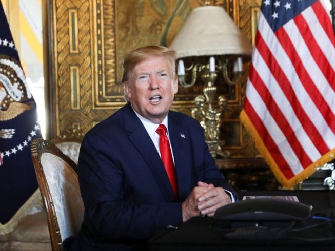 Tổng thống Mỹ Donald Trump trao đổi với báo chí sau một cuộc họp qua điện thoại với các thành viên quân đội cấp cao từ khu nghỉ dưỡng Mar-a-Lago của ông ở bang Florida (Mỹ) ngày 24-12. Ảnh: REUTERS