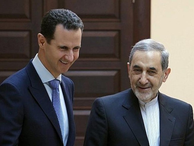 Ông Ali Akbar Velayati (phải) gặp Tổng thống Syria Bashar al-Assad (trái) trong chuyến thăm Syria năm 2018. Ảnh: AP