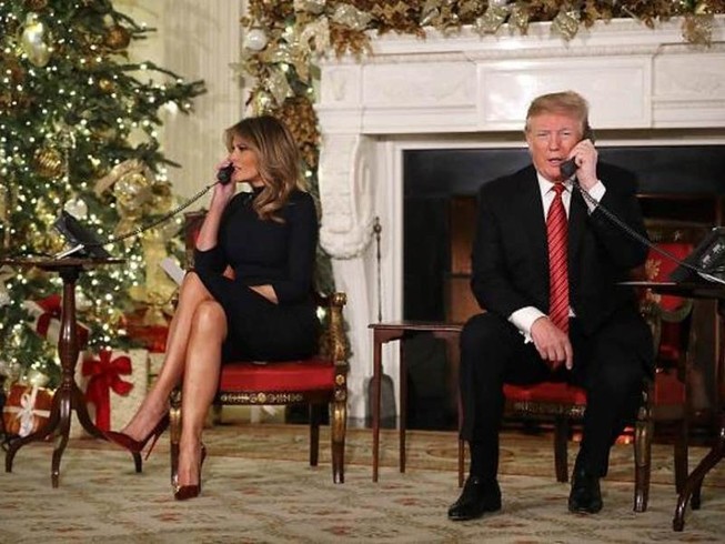 Tổng thống Mỹ Donald Trump (phải) nói ông “vẫn đang nghiên cứu” quà tặng vợ (trái), thời điểm chỉ còn chưa tới 24 giờ nữa là tới lễ Giáng sinh. Ảnh: GETTY IMAGES