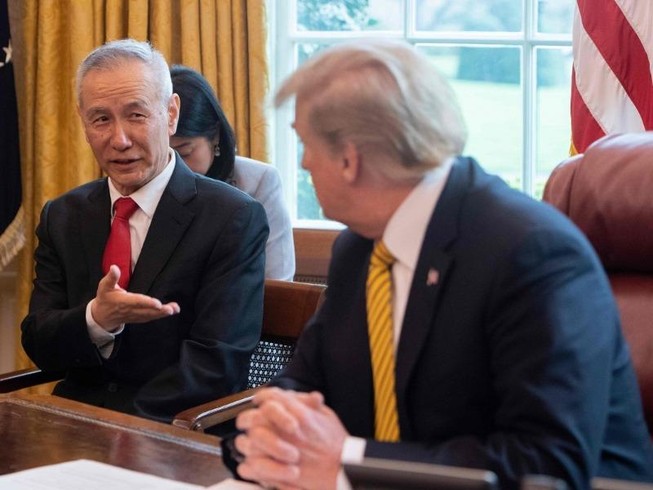 Phó Thủ tướng Trung Quốc Lưu Hạc (trái) trong một cuộc gặp với Tổng thống Mỹ Donald Trump (phải) tại Nhà Trắng (Mỹ). Ảnh: AFP