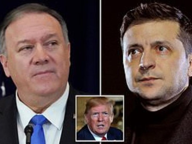 Ông Pompeo (trái) sẽ sang Ukraine gặp ông Zelensky (phải) giữa bối cảnh luận tội ông Trump (giữa). Ảnh: AFP