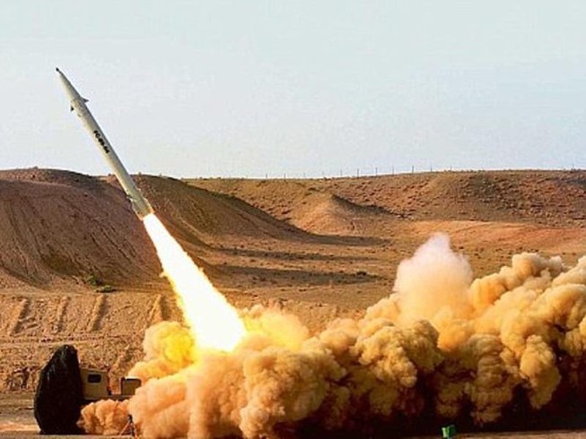 Tên lửa đạn đạo Fateh-110 của Iran trong một lần thử. Ảnh: AFP