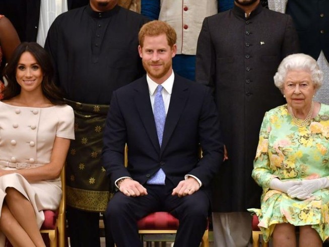 Nữ hoàng Elizabeth II (phải) và vợ chồng Hoàng tử Harry. Ảnh: REUTERS