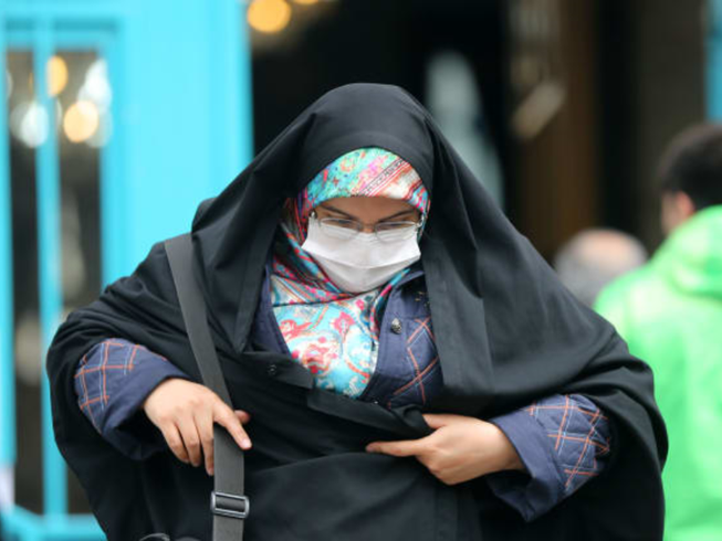 Người dân Tehran (Iran) mang khẩu trang ngừa nhiễm COVID-19. Ảnh: ANADOLU AGENCY