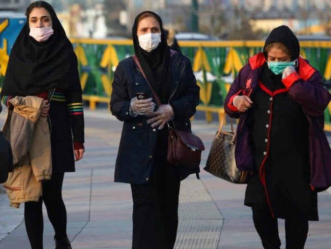Người đi đường ở Tehran (Iran) trong mùa dịch COVID-19. Ảnh: AP