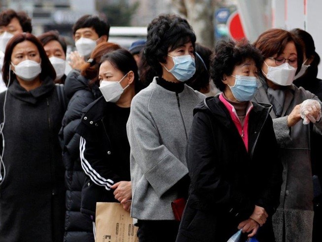 Xếp hàng chờ mua khẩu trang bên ngoài một nhà thuốc ở Daegu (Hàn Quốc). Ảnh: REUTERS
