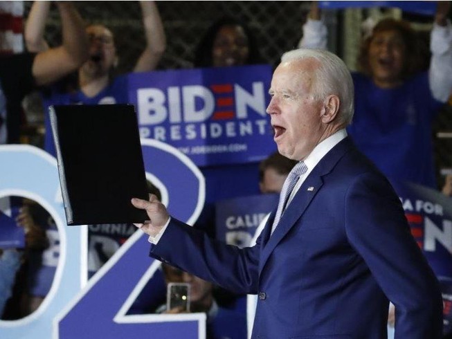 Cựu Phó Tổng thống Mỹ Joe Biden phát biểu trong đêm bầu cử sơ bộ 3-3 tại Los Angeles, bang California (Mỹ). Ảnh: AP