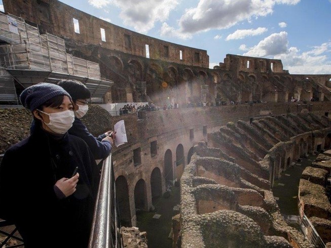 Du khách tại Rome (Ý) mùa dịch COVID-19. Ảnh: AP