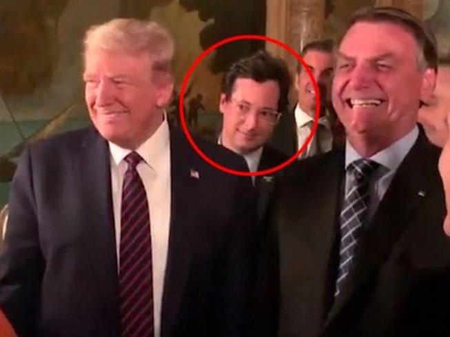 Ông Wajngarten (người nhiễm COVID-19, trong vòng tròn) đứng ngay sau lưng ông Trump (trái). Ảnh: THE SUN