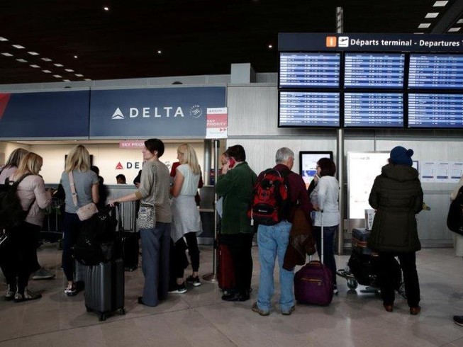 Xếp hàng mua vé bay về Mỹ ở sân bay Charles de Gaulle (Pháp) sau khi Mỹ có lệnh sẽ cấm bay từ châu Âu. Ảnh: REUTERS
