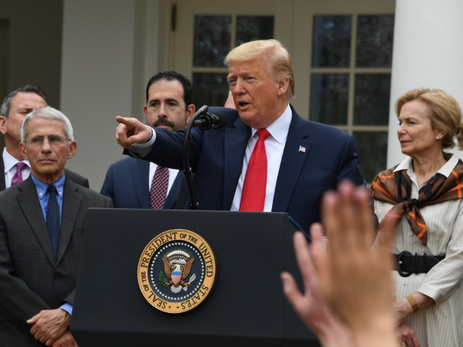 Tổng thống Mỹ Donald Trump tuyên bố đặt nước Mỹ vào tình trạng khẩn cấp trước đại dịch COVID-19, trong buổi họp báo tại Nhà Trắng chiều 13-3. Ảnh: AP
